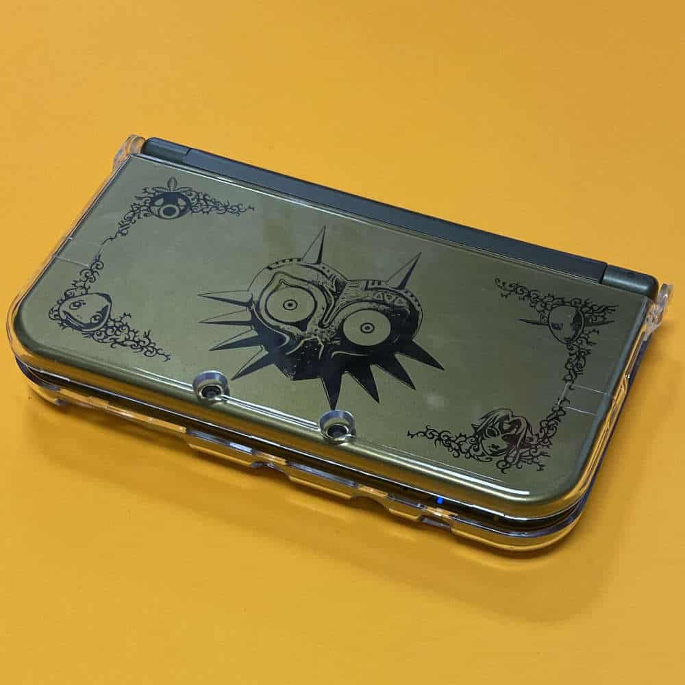 Protective case for New 3DS XL with Legend of Zelda design.