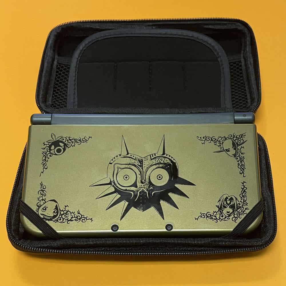 Custom protective case for New 3DS XL with detailed design and storage space.