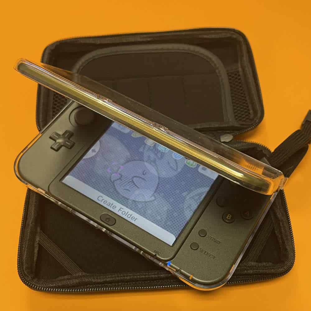 Protective kit for 'New' 3DS XL gaming console with case and screen cover.
