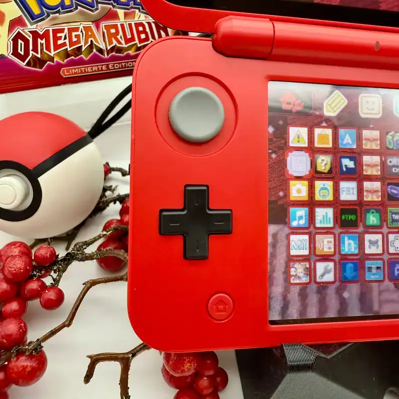 New-Nintendo-2DS-XL-–-Poke-Ball-Theme-3.webp