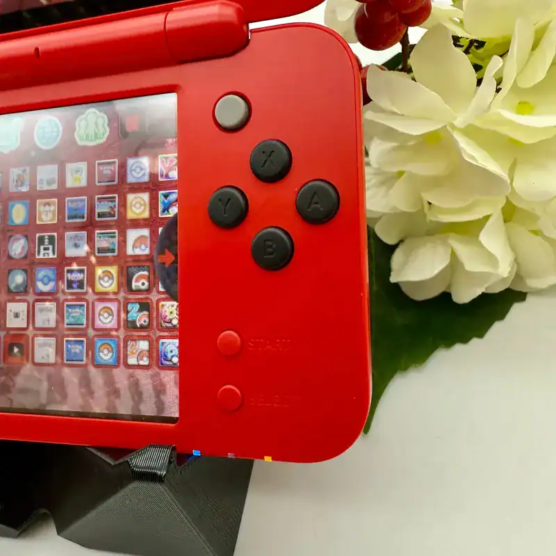 New-Nintendo-2DS-XL-–-Poke-Ball-Theme-4.webp