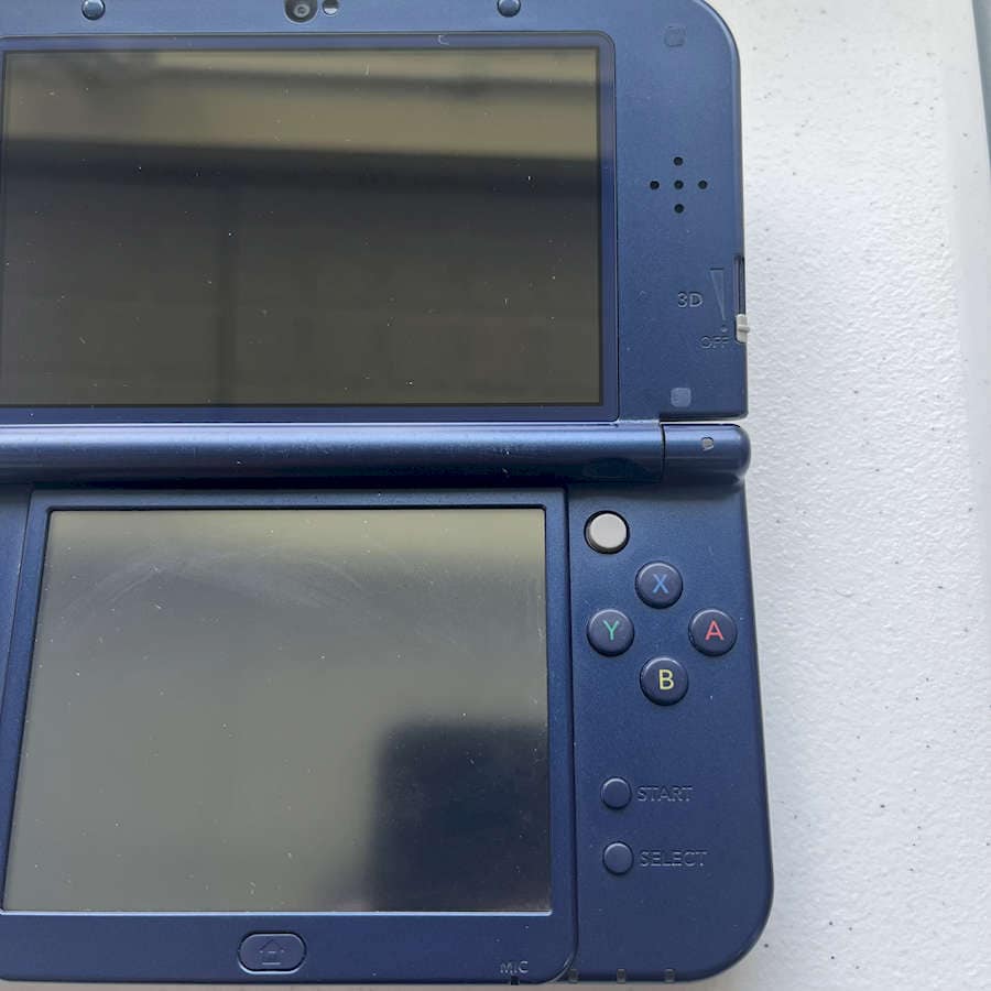 Refurbished blue Nintendo 3DS XL with 128GB preloaded games.