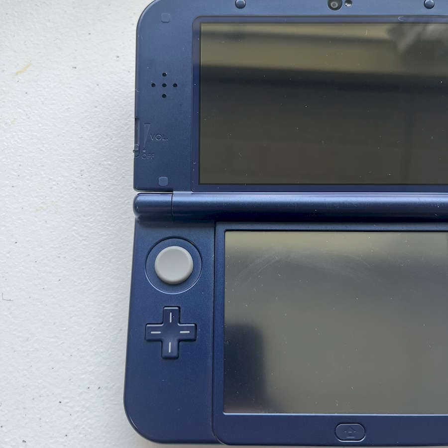 Refurbished blue Nintendo 3DS XL with 128GB preloaded games.