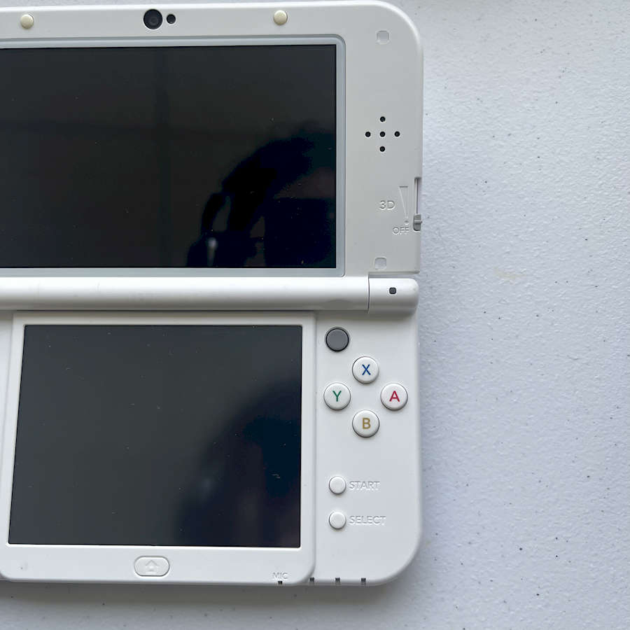 Refurbished white Nintendo 3DS XL with 128GB preloaded games.