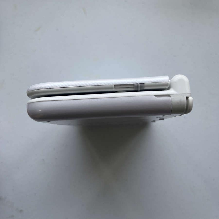 Refurbished white Nintendo 3DS XL with 128GB preloaded for gaming.