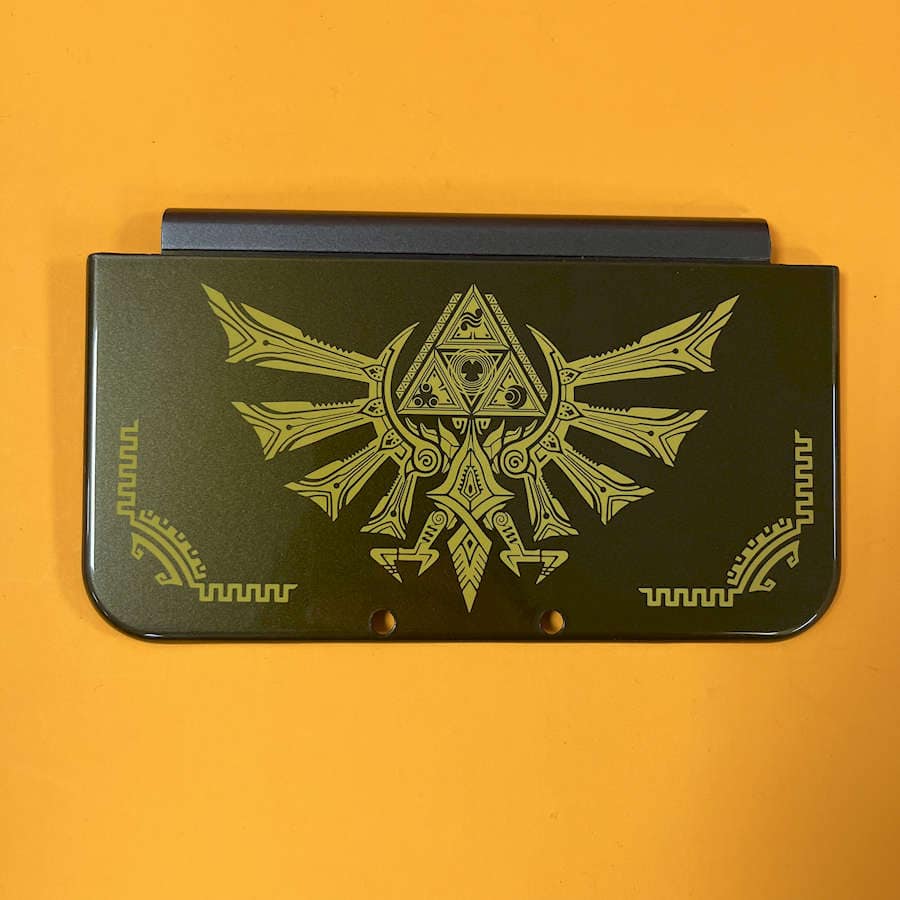 3DS XL shell cover with Triforce and Hylian Crest design.